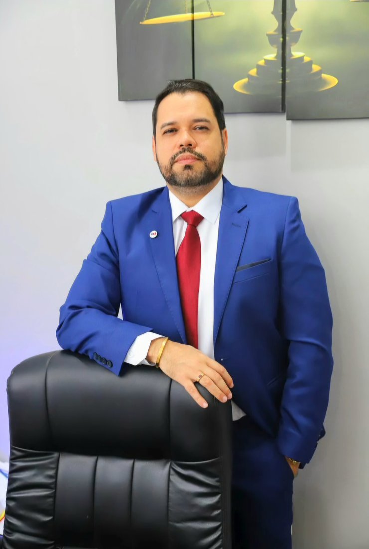 Dr. Davis Guimarães em seu escritório